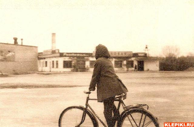 На площади. Велосипедистка. 1968 год.